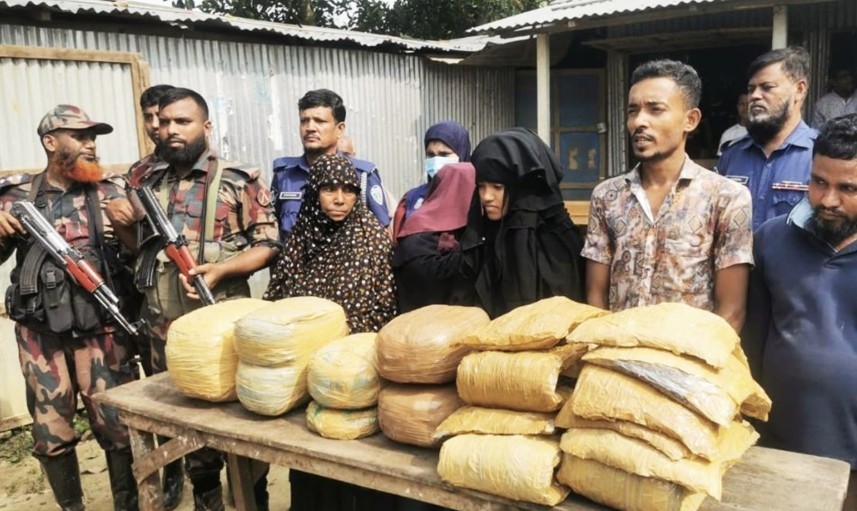 কুমিল্লায় ৩০ কেজি গাঁজা পাচারকালে মা-মেয়েসহ ৫ মাদক ব্যবসায়ী আটক